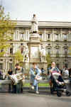 Статуя Леонардо на площади Ла Скала (76 kb)